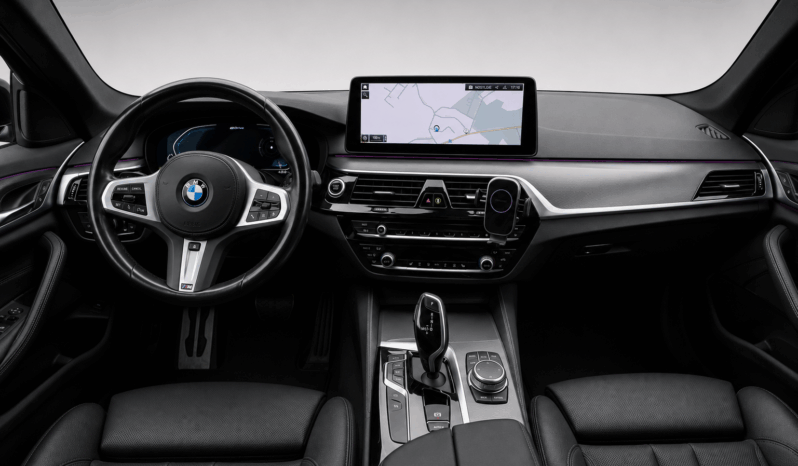 
								BMW 530e Touring M Sport LCI full									